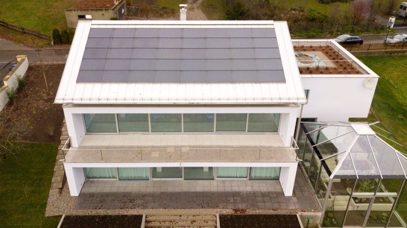 Luftbild eines Gebäudes in Uffing mit Solrif-Indachfläche