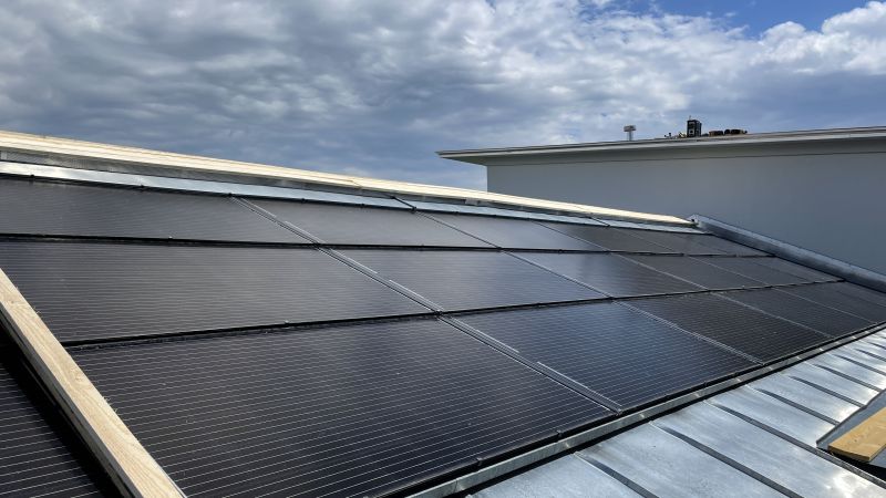 Solrif-Indachfeld mit dunklen Glas-Glas-Modulen und seitlicher Blecheinfassung, Gartenstadt Murnau