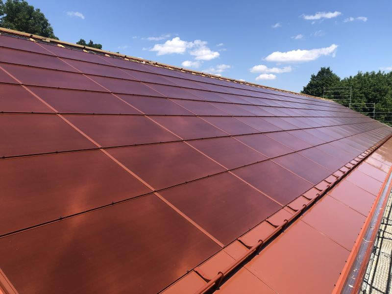 Rote Indach-Solarmodule in Ziegeloptik auf einem Satteldach